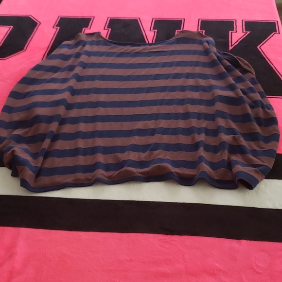 😁 Oversized Batwing Flowy Top REPOSH 🤎 - Picture 4 of 8